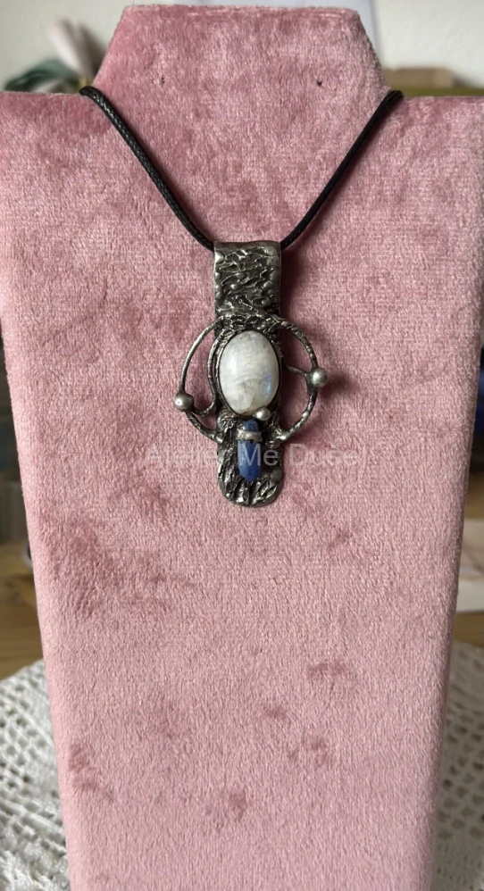 Měsíční kámen s kyanitem