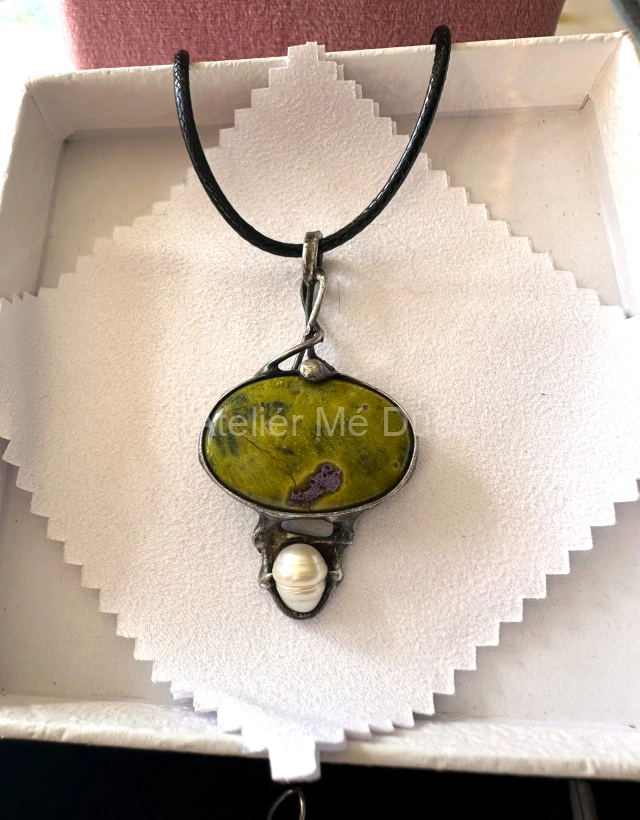 Atlantisit s říční perlou