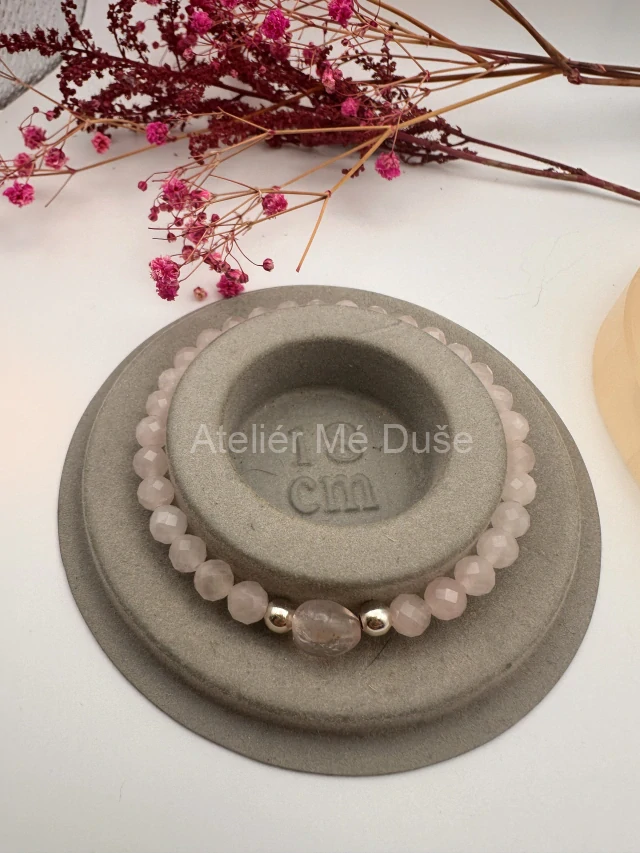 Náramek z růženínu 