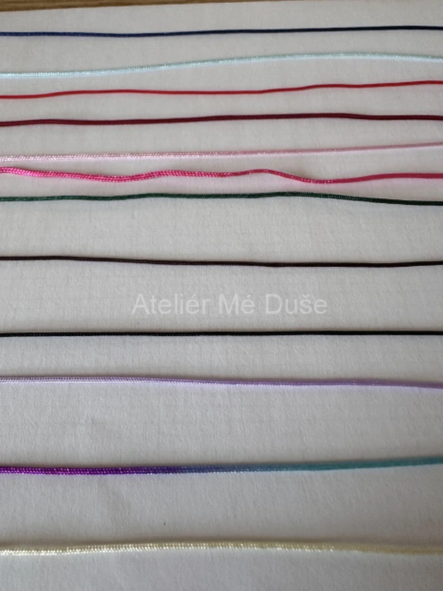 Šňůrkový náramek s nerezovým mezidílkem 