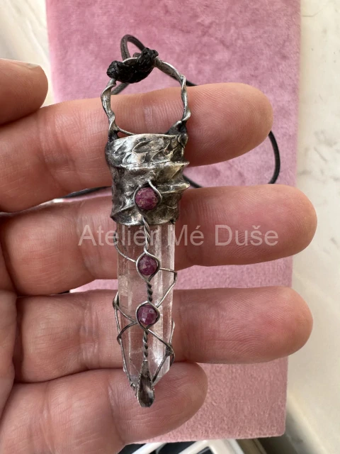 Křišťál s rubínem