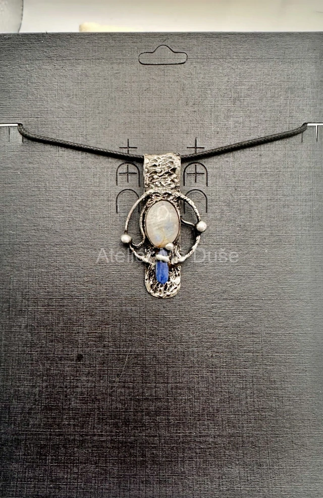 Měsíční kámen s kyanitem