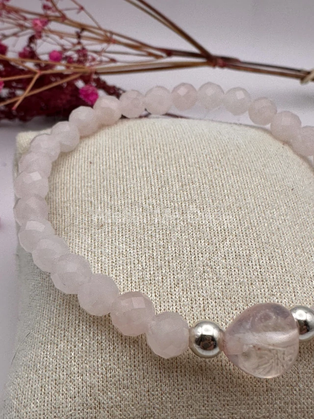 Náramek z růženínu 